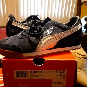 NWT Navy blue and white boys Puma sneakers